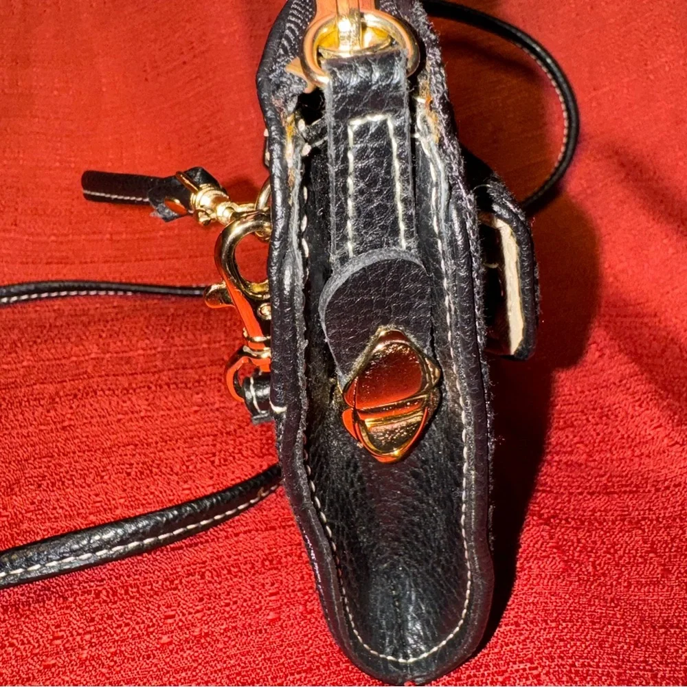 Kathy Van Zeeland Crossbody handbag with safety clasps and wristlet strap, EUC
